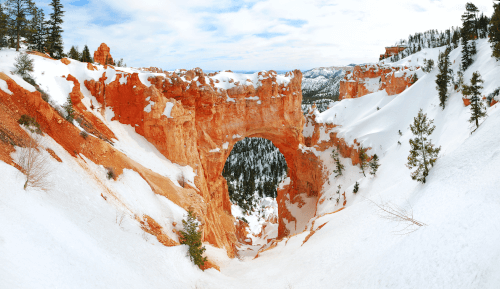 Bryce-Canyon-With-Snow-Winter Bryce Canyon National Park in Utah.