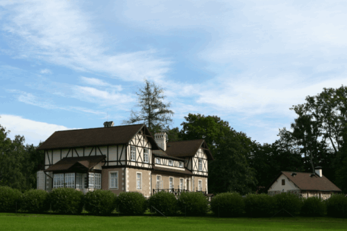 Big-Beautiful-House-Village Keeping a pest free home